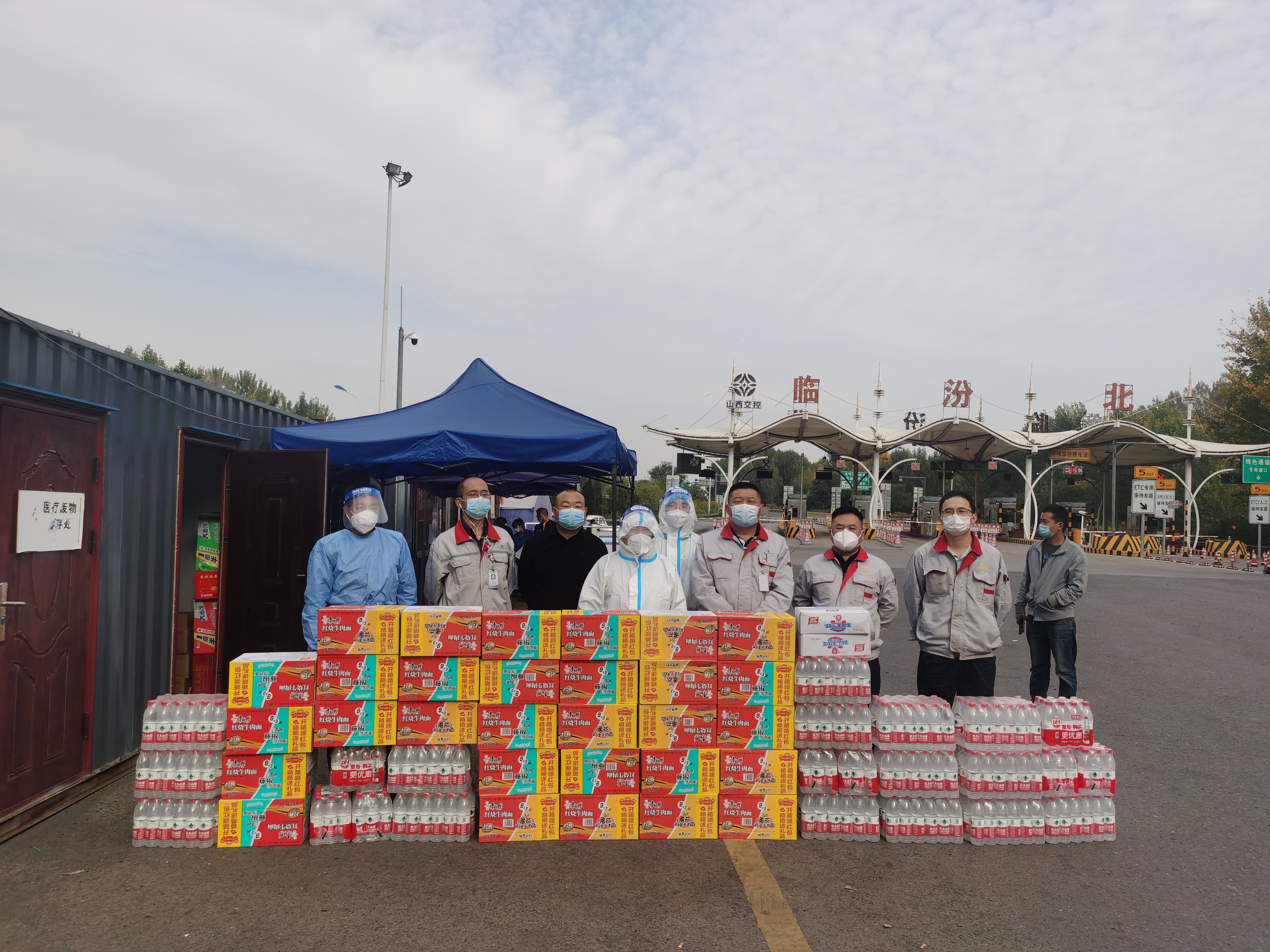 致敬“疫”線(xiàn)守衛(wèi)者——華翔集團(tuán)黨委組織慰問(wèn)一線(xiàn)抗疫人員