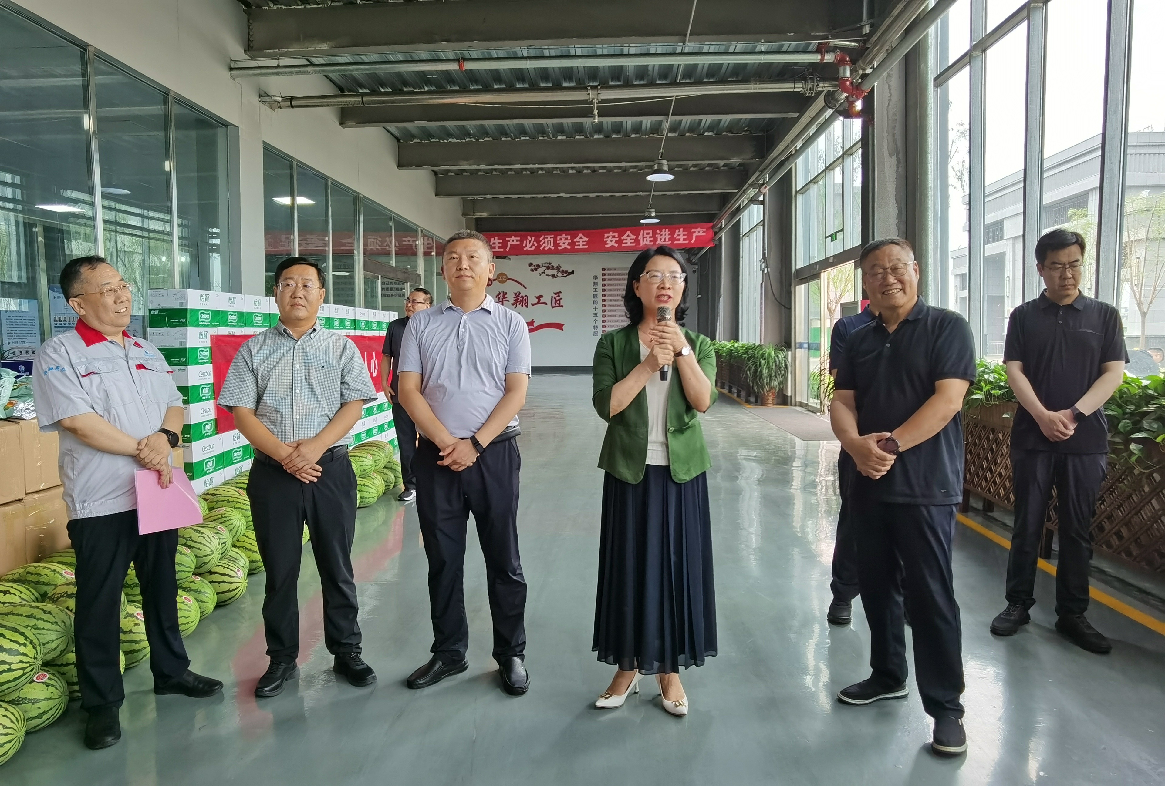 清涼慰問暖人心、凝心聚力鼓干勁